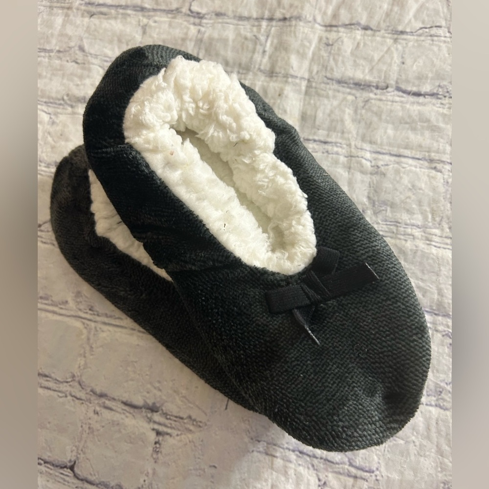 FUZZY BABBA BLACK WITH WHITE FAUX LINING HAS BOW TOE FITS MEDIUM
